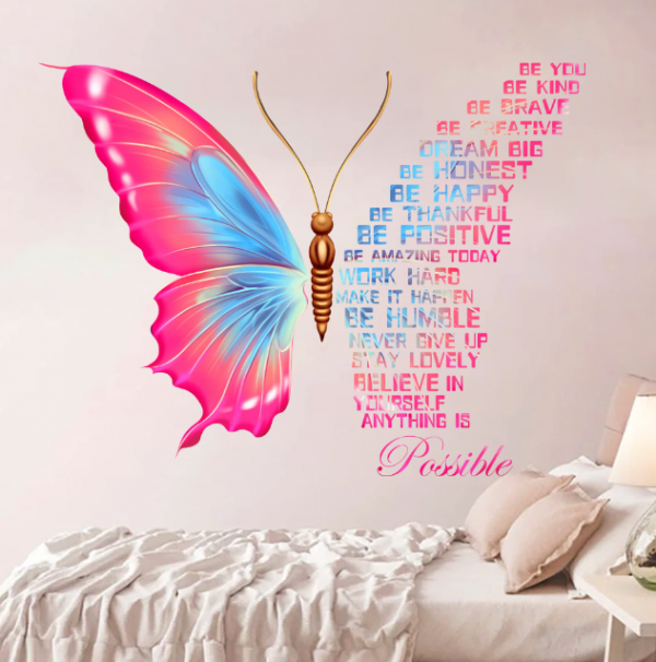 Aksen dinding dengan stiker kupu-kupu